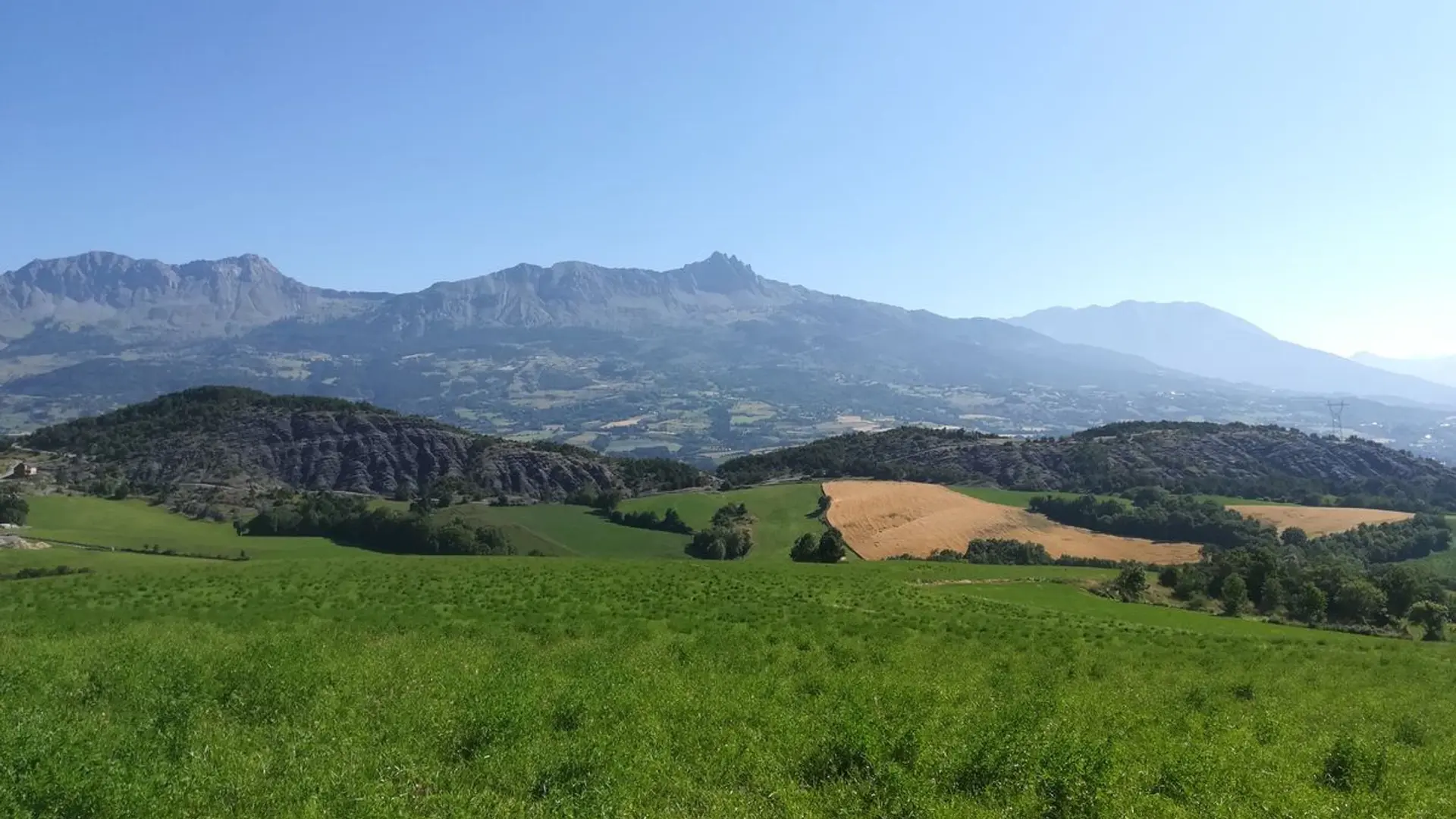 Point de vue sur les terres noires et  sur les cols surplombant le village de Chorges