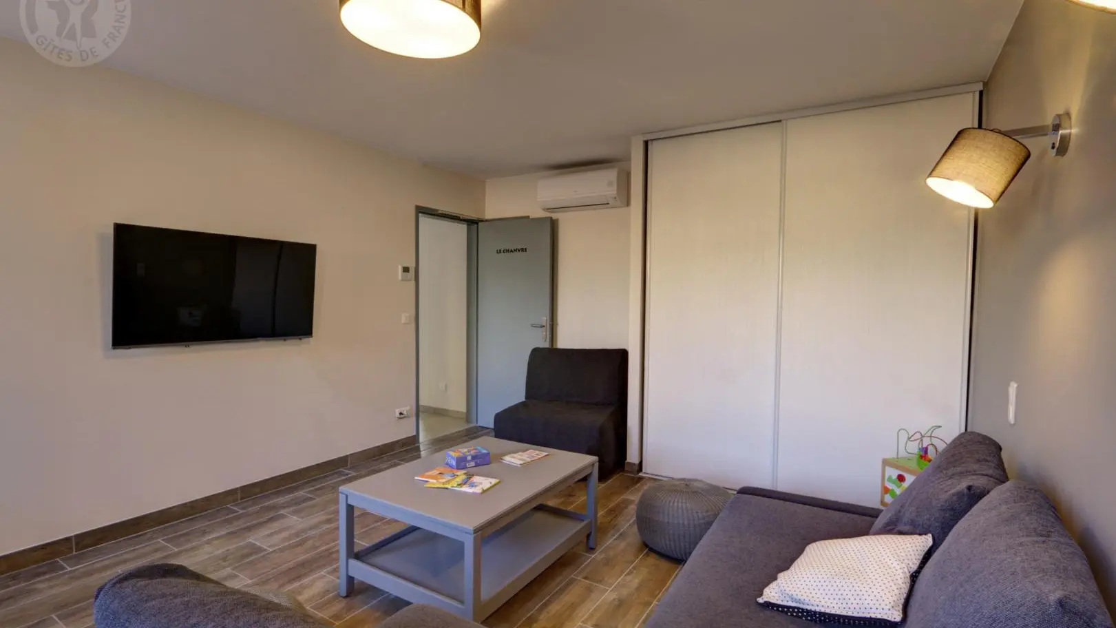Salon détente avec télévision . Le Chanvre : salon détente avec télévision ! Canapé convertible et chauffeuse avec un accès à des sanitaires complets et privatifs.