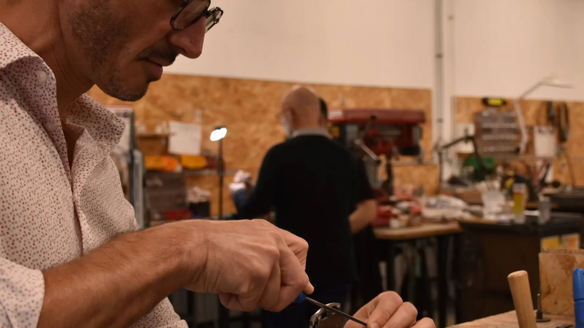 Un ouvrier guilloche un couteau