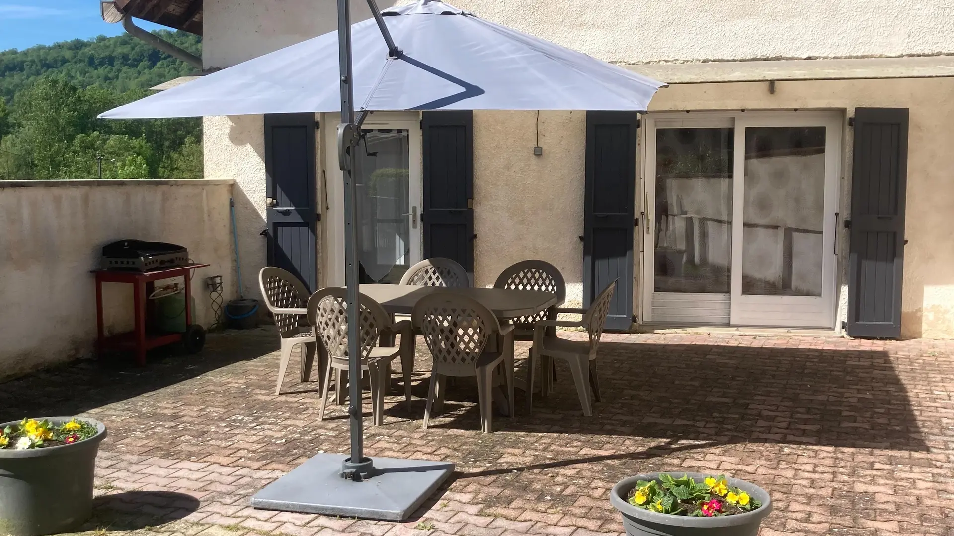 jardin et salon de jardin du gîte les mariniers à Sault-Brénaz (Ain)
