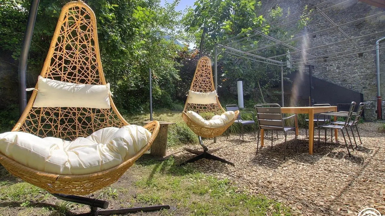 La terrasse extérieur et ses chaises suspendues ; rien de tel que pour se déconnecter !