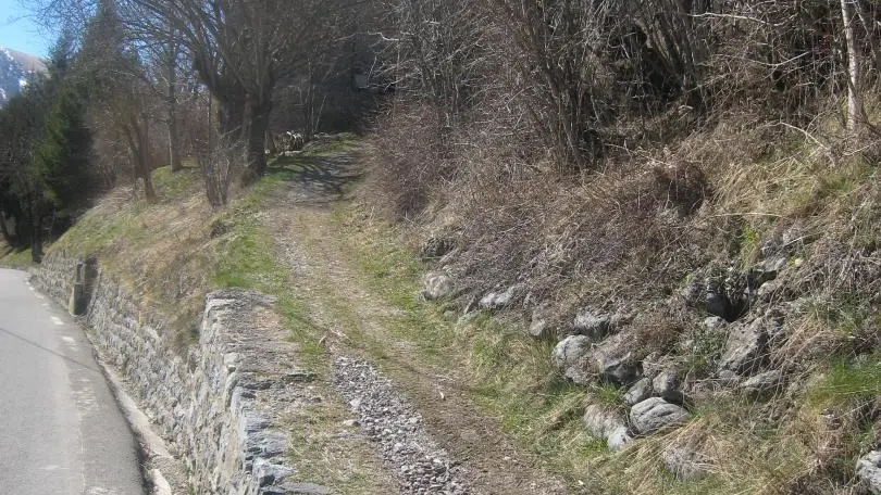 Chemin d'accès au Gîte depuis la route - Chalet du Touron - Beuil - Gîtes de France Alpes-Maritimes