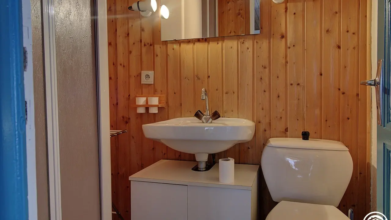 La salle d'eau de la chambre à grand lit
