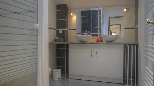 Salle d'eau commune à la chambre 1.