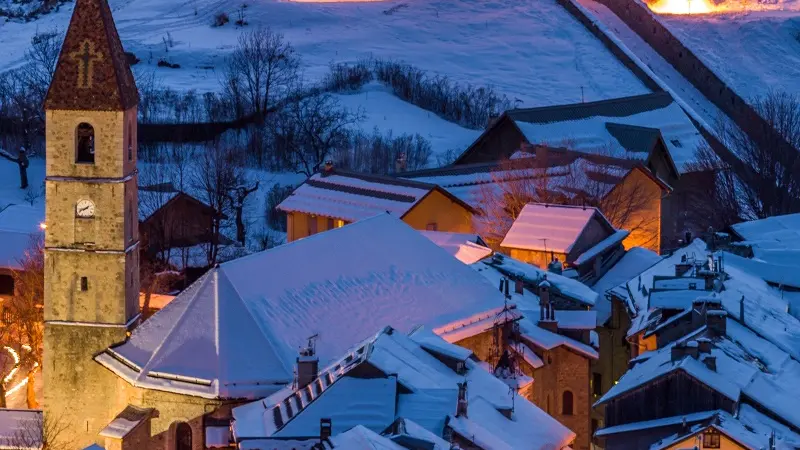 Enceinte fortifiée de Colmars la nuit et Fort de France