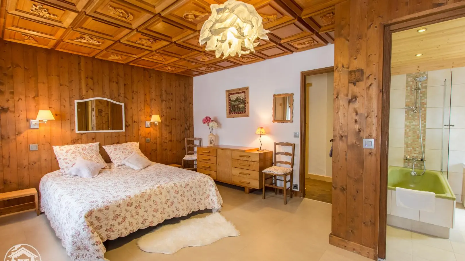 Chambre parentale. Accès salle de bain.