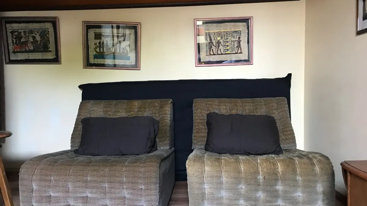 Au fond de la chambre, deux fauteuils.