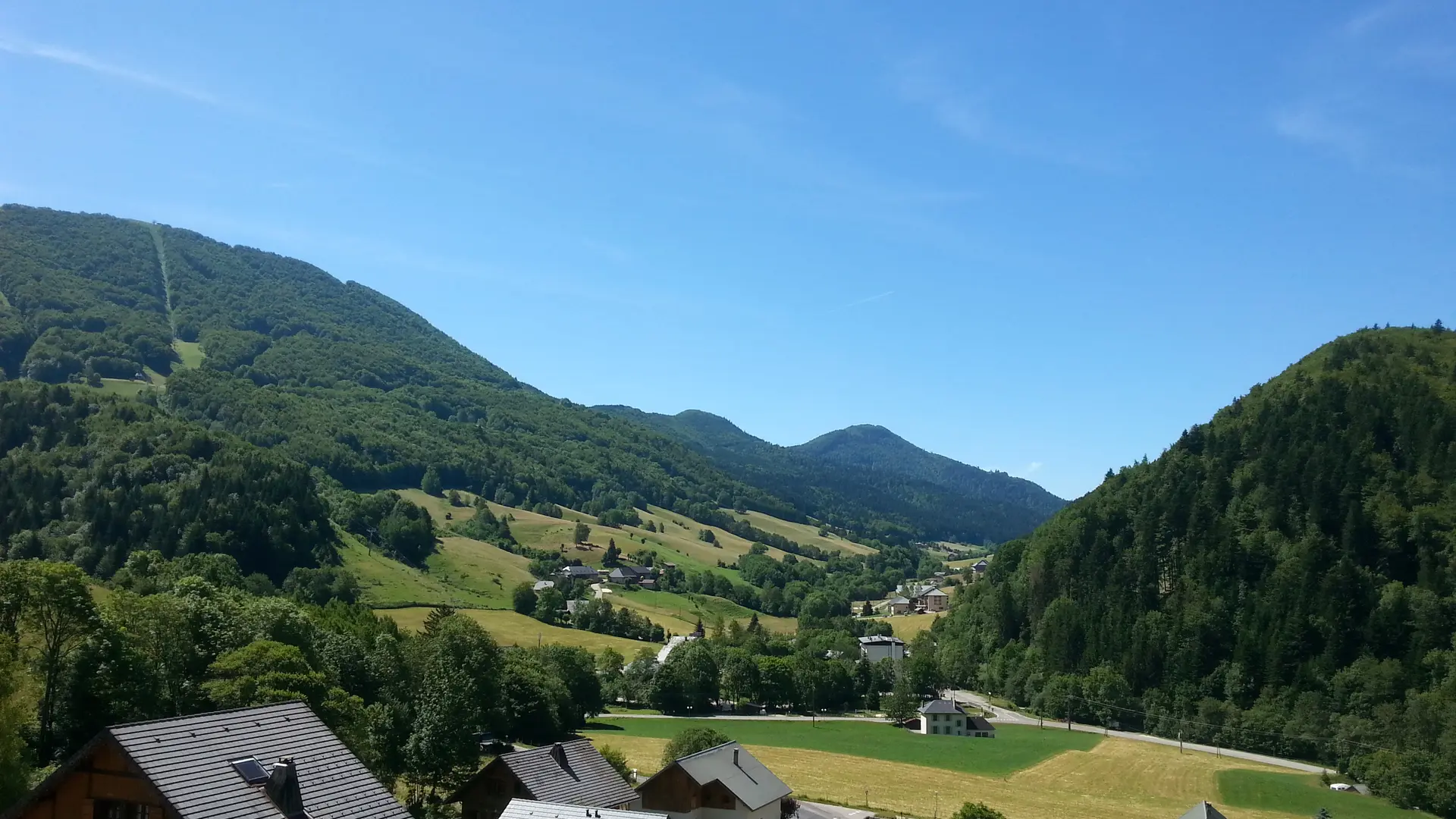 Vue du chalet en été