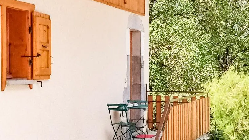 Accès au gîte avec balcon