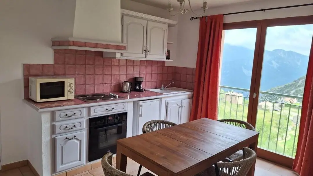 Coin repas Cuisine Gîte Les Ecureuils d'Utelle Gîtes de France Alpes-Maritimes