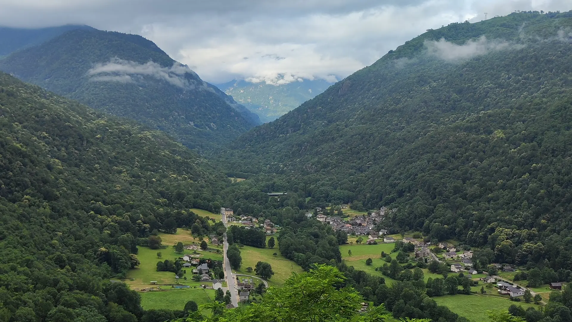 Vue sur la vallée de Vicdessos depuis le château