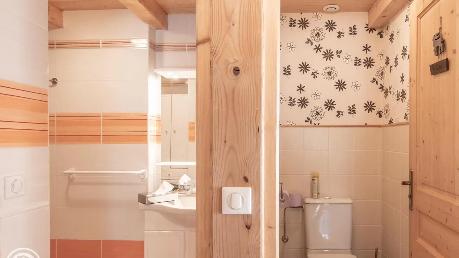 Salle d'eau et toilettes entre les deux chambres