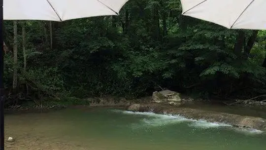 La plage au bord de la rivière