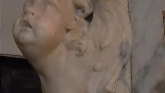 Deux têtes d'anges en marbre attribuées à Pierre Puget
