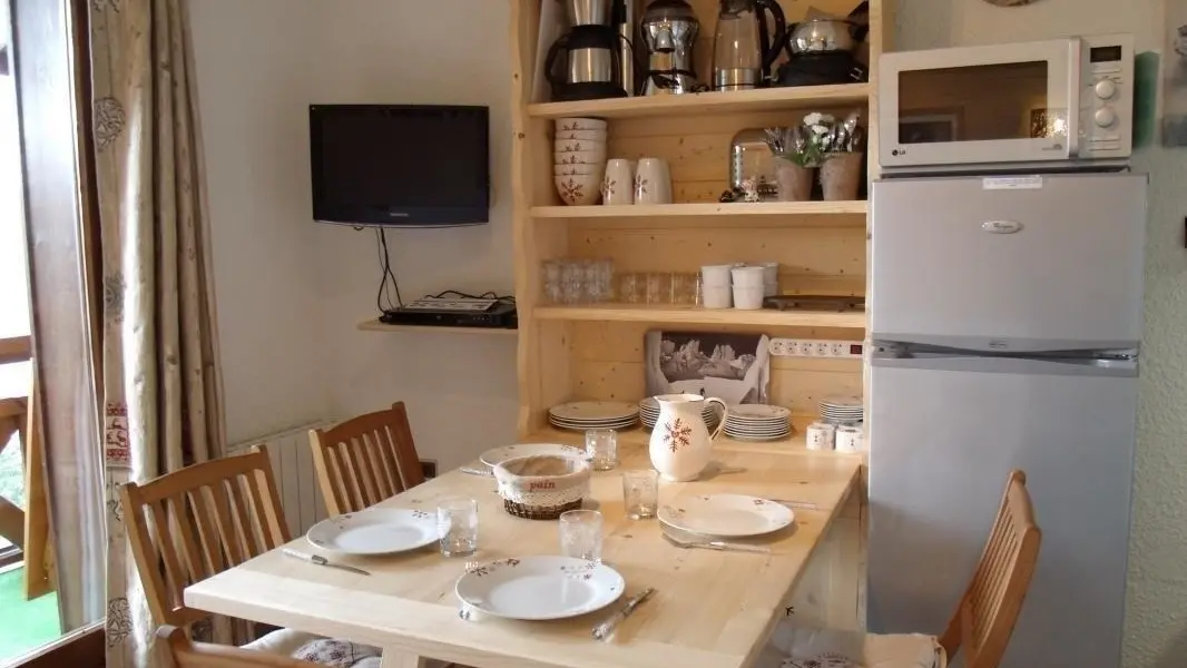 Table de berger installée pour le repas.