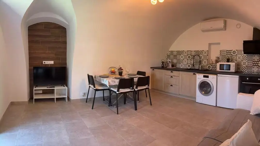 Gîte l'Atypique-Séjour-cuisine-Contes-Gîte de France Alpes-Maritimes