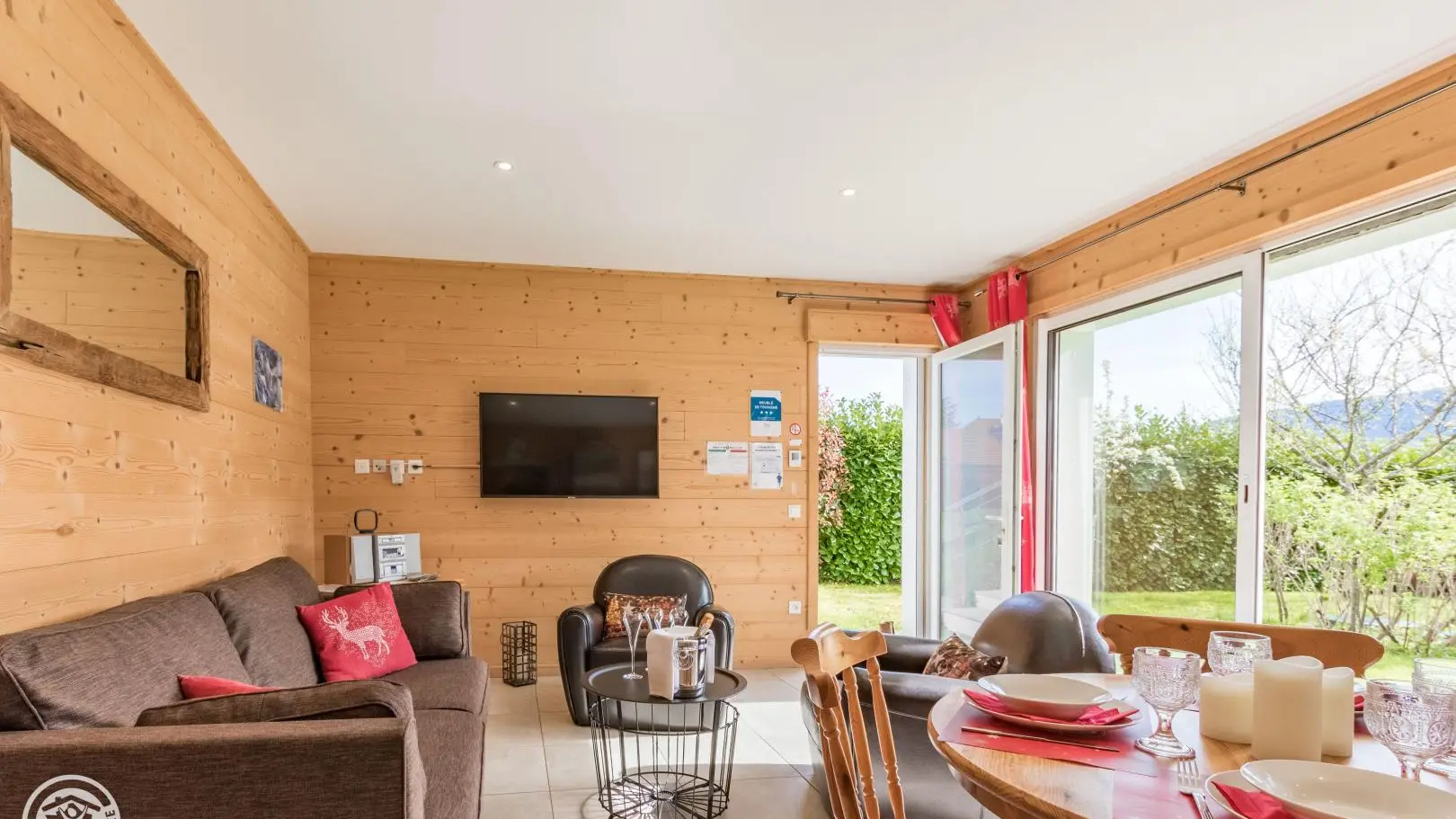 Espace de vie, salon et cuisine.