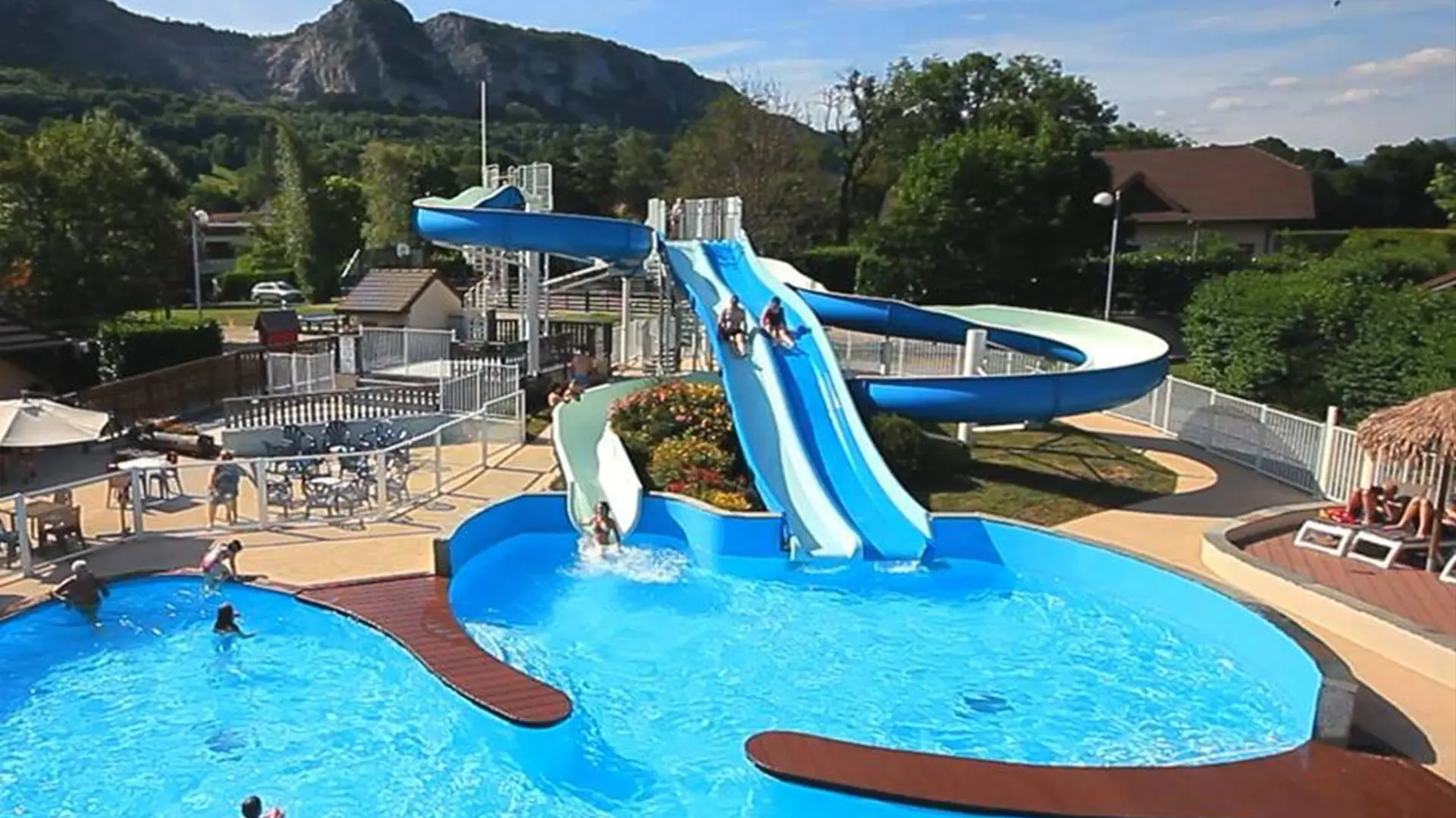 piscine extérieure avec toboggan