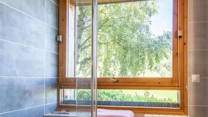 Salle de bains du bas. Double vasques, WC et grande douche italienne. Fenêtre vue Aravis.