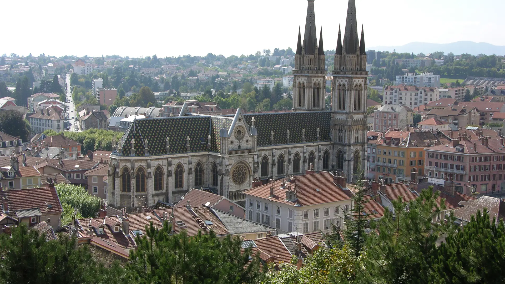 Eglise Saint-Bruno Voiron vue panoramique avec ville de voiron