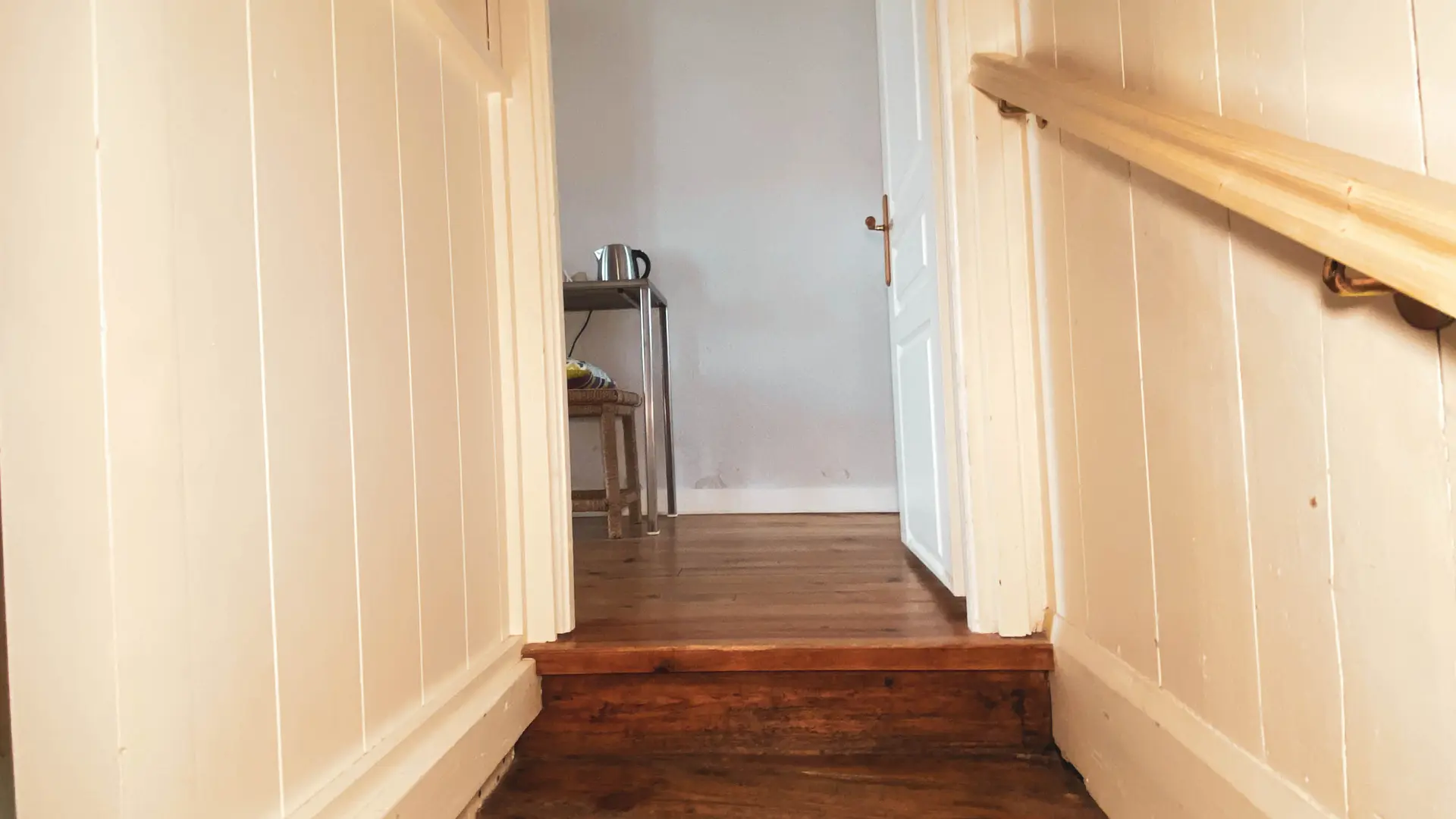 Le haut de l'escalier donnant sur le couloir desservant 3 grandes chambres indépendantes, la grande salle de bain et les toilettes indépendantes