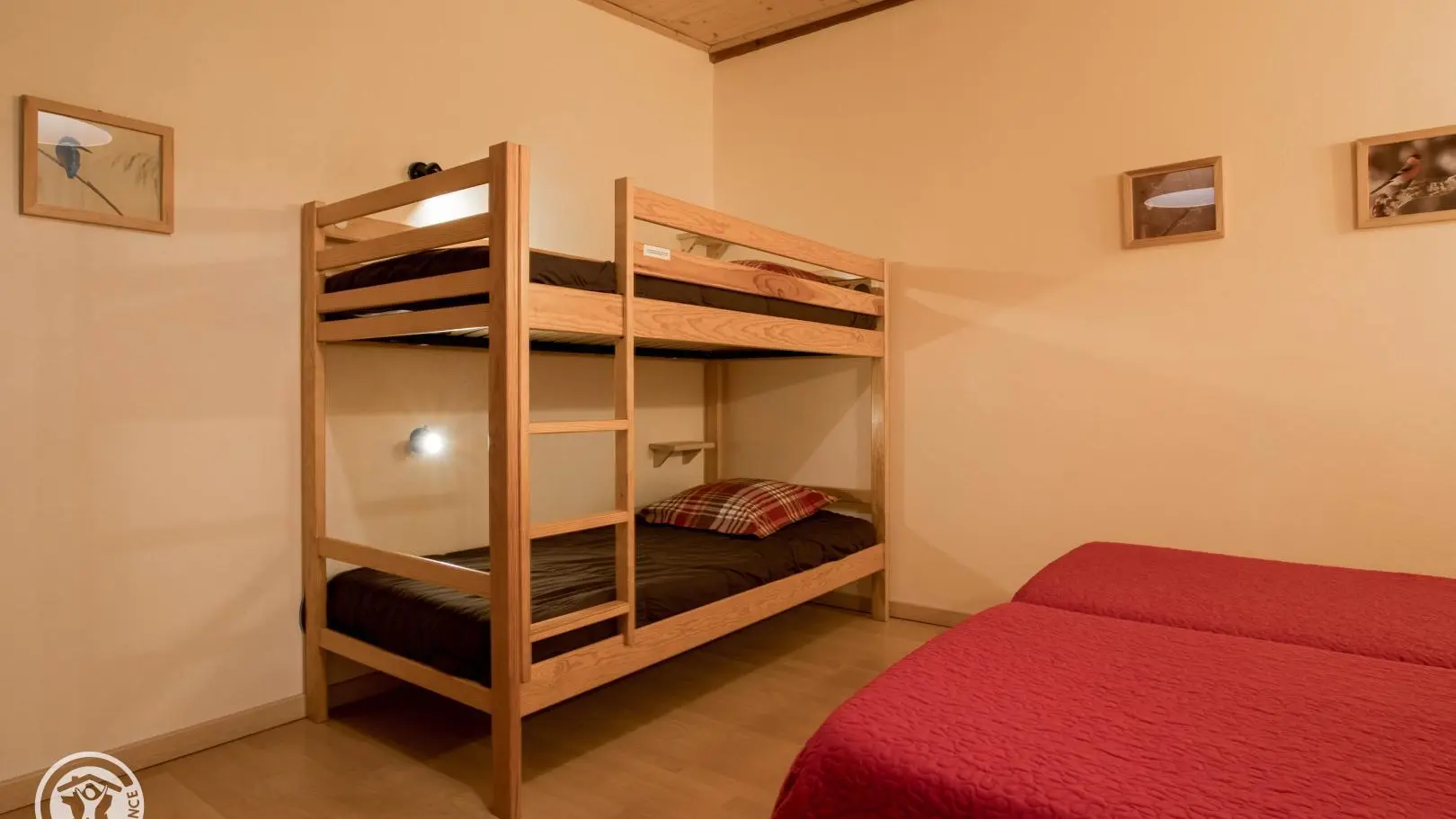 Chambre 4 lits 1 personne dont 2 superposés . Possibilité de faire installer 1 lit médicalisé .