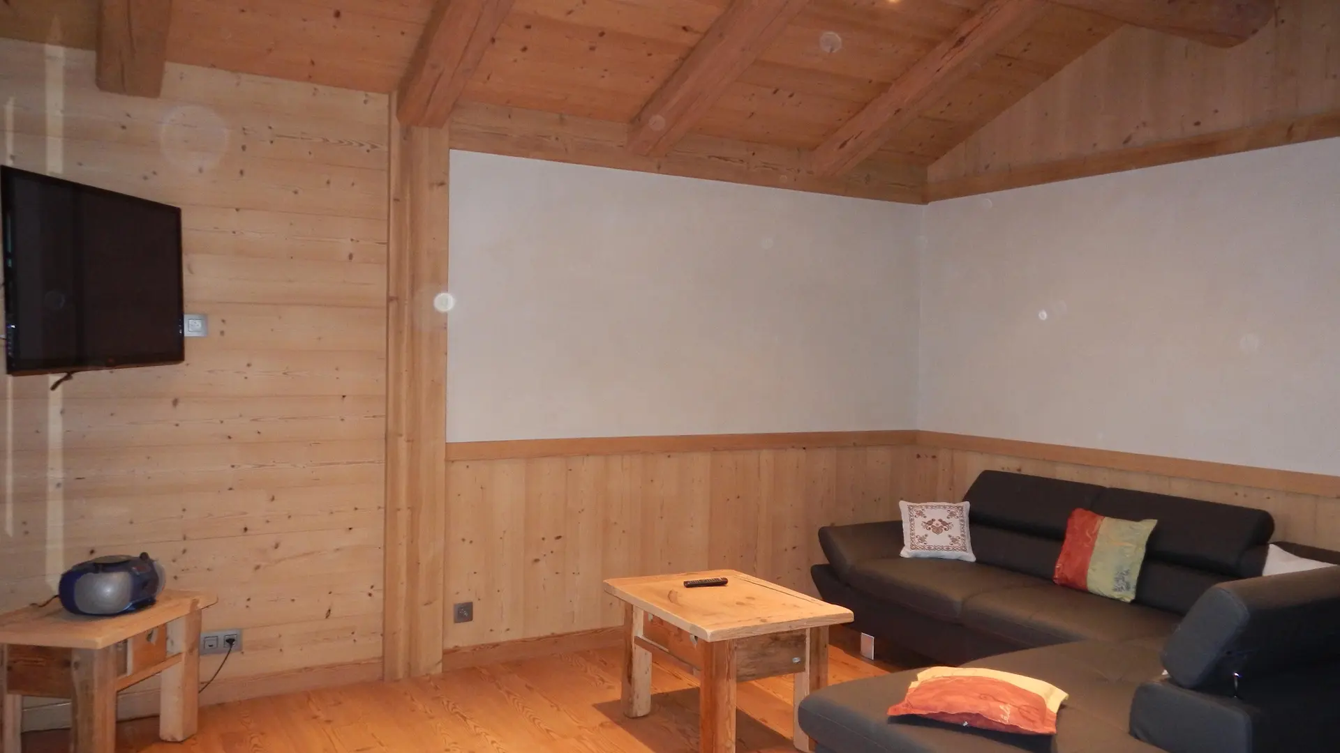 Séjour avec canapé et télévision/Living room with a sofa and a television-Rocher-Le Grand-Bornand