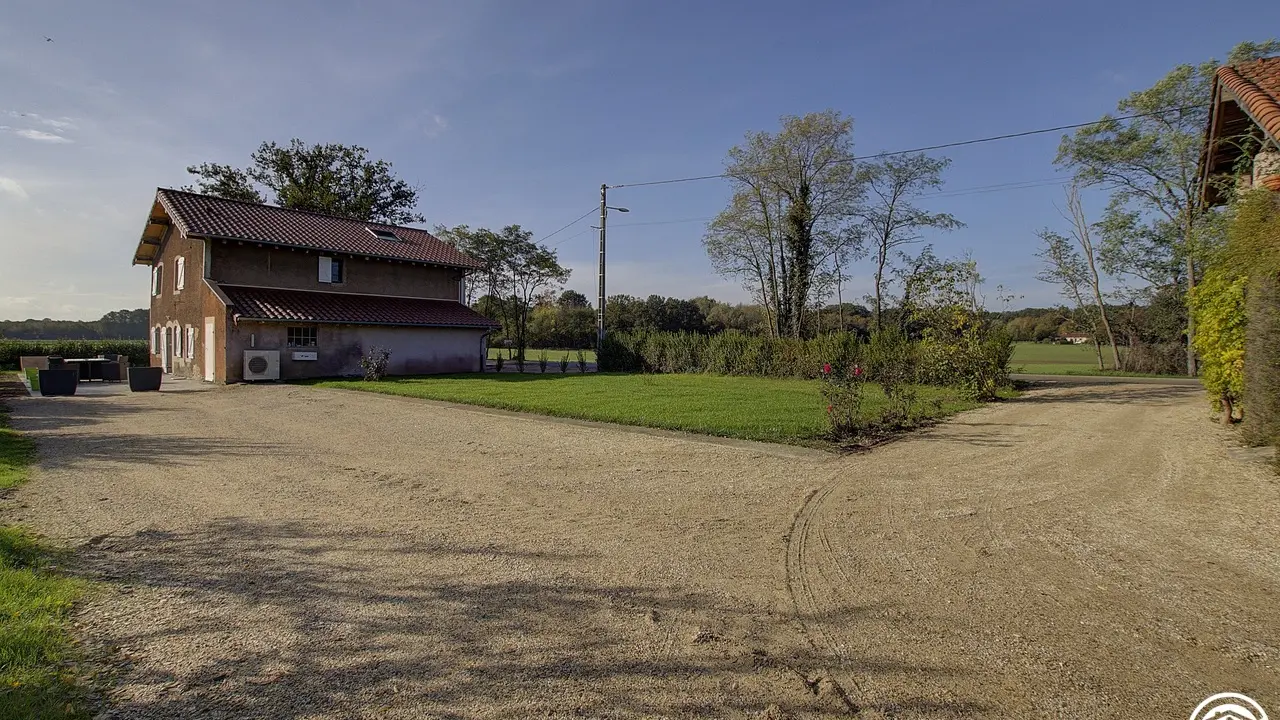 L'entrée sur la propriété du gîte (sur votre droit).