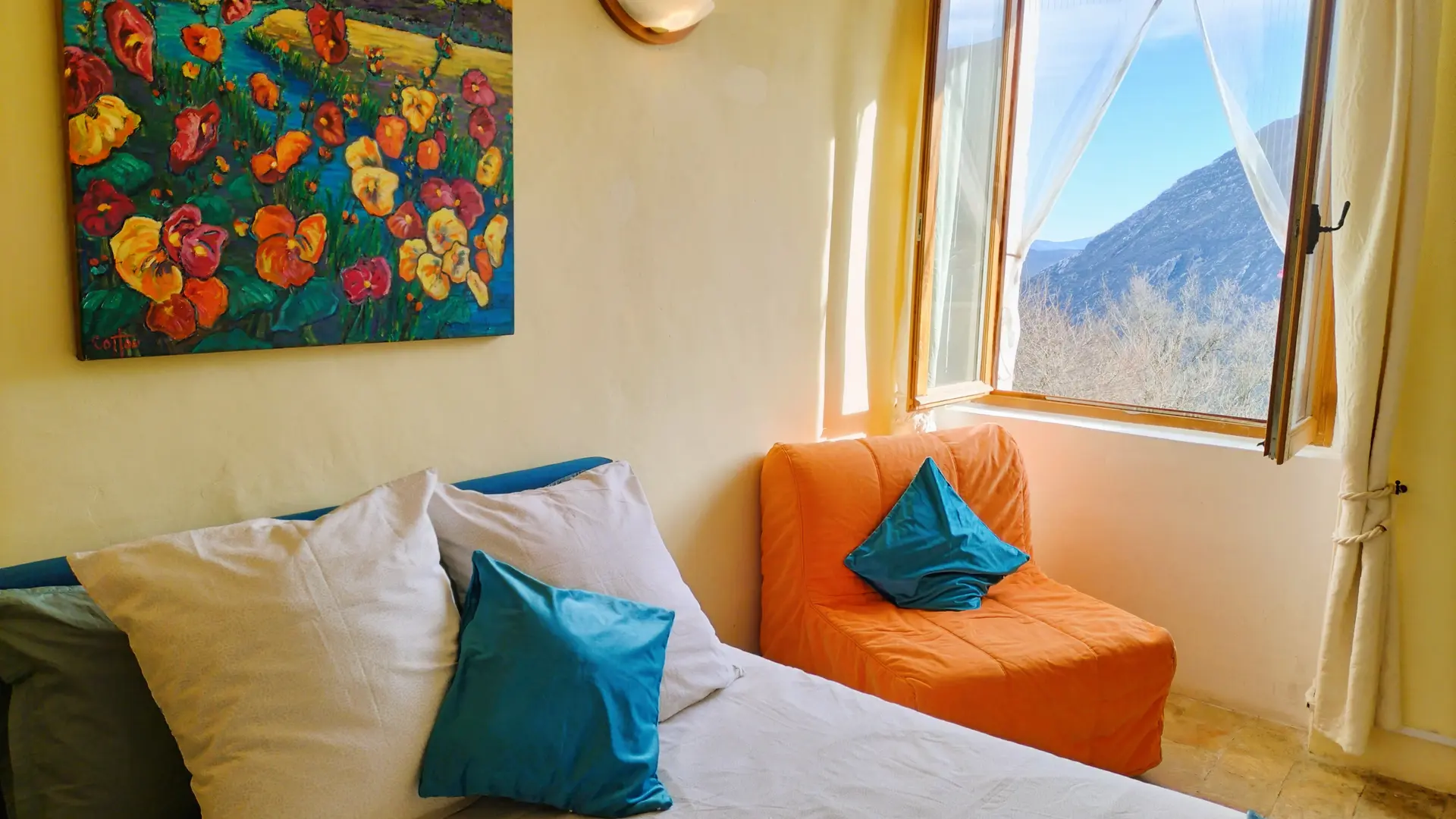 La chambre jaune, lit double et lit sample.