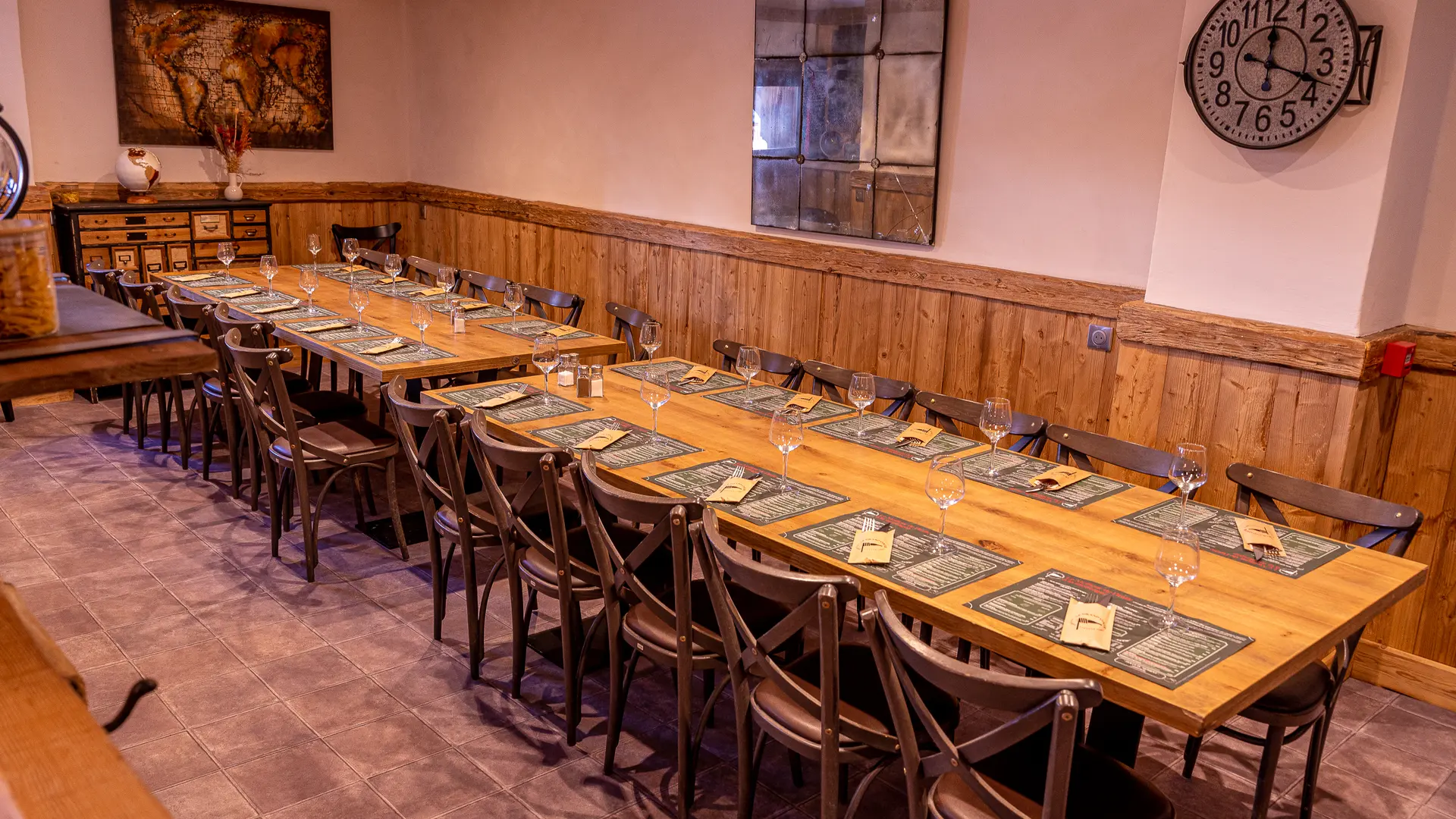 Salle intérieur grande tablé - Grand Cocor_Val d'Isère