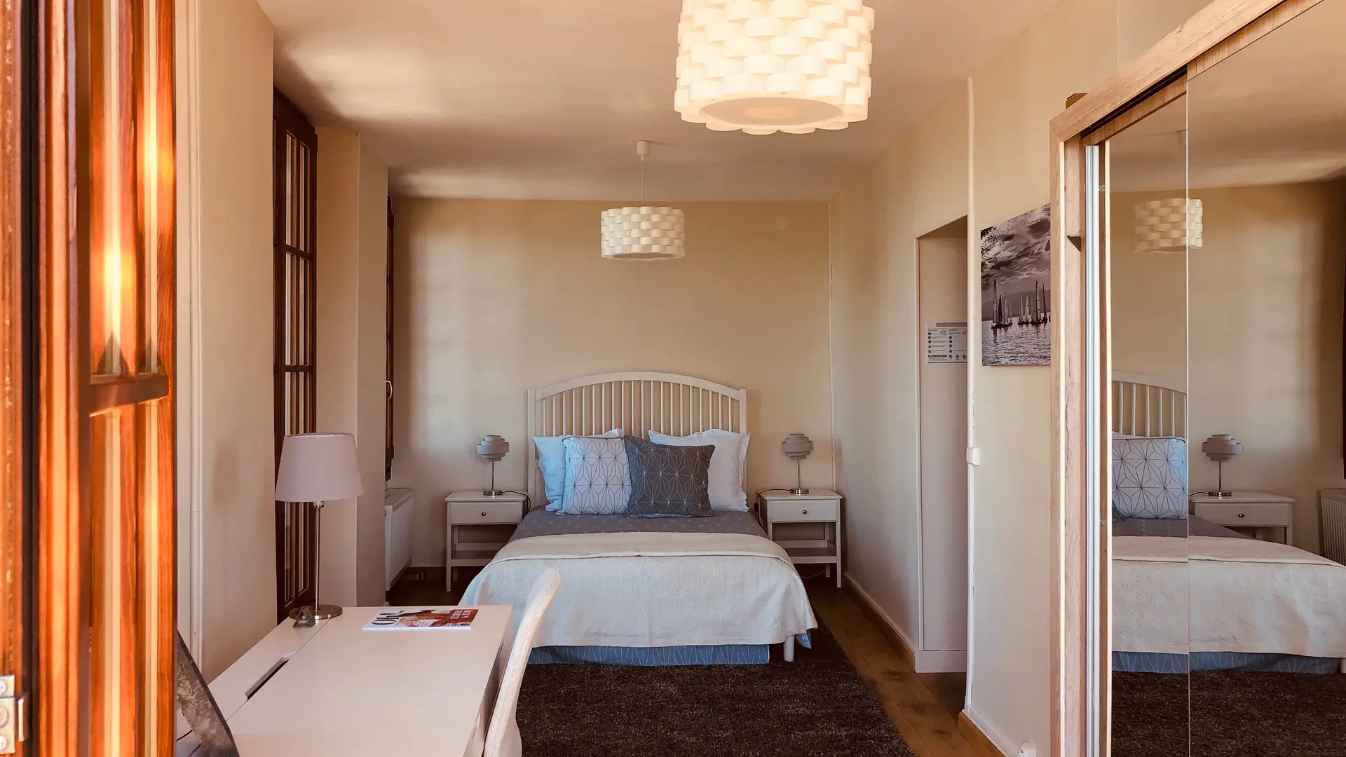 Très grande chambre, lit double, bureau et grande penderie