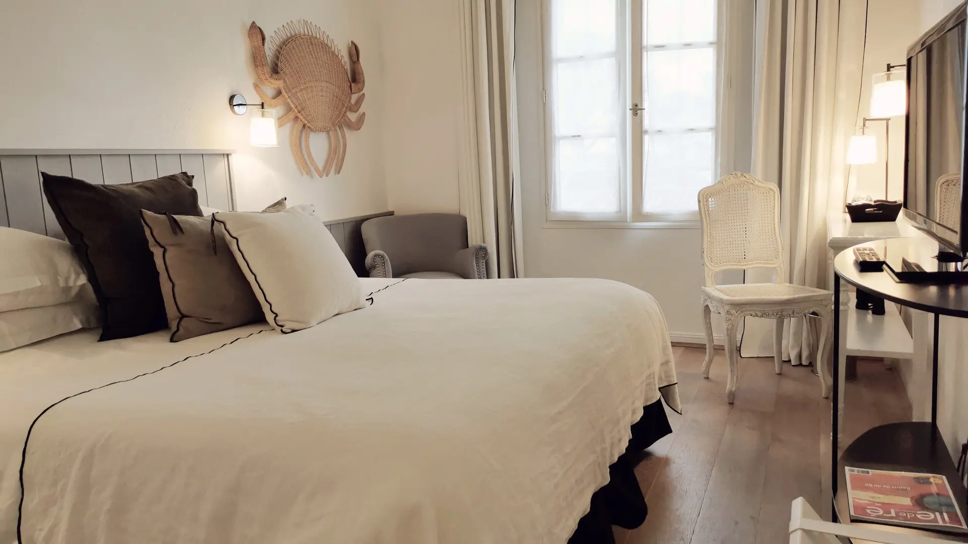 Alizée Room - Double bed, television, table