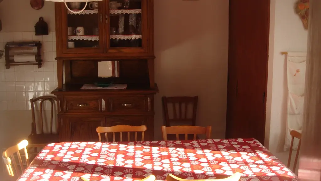 séjour avec table et chaises