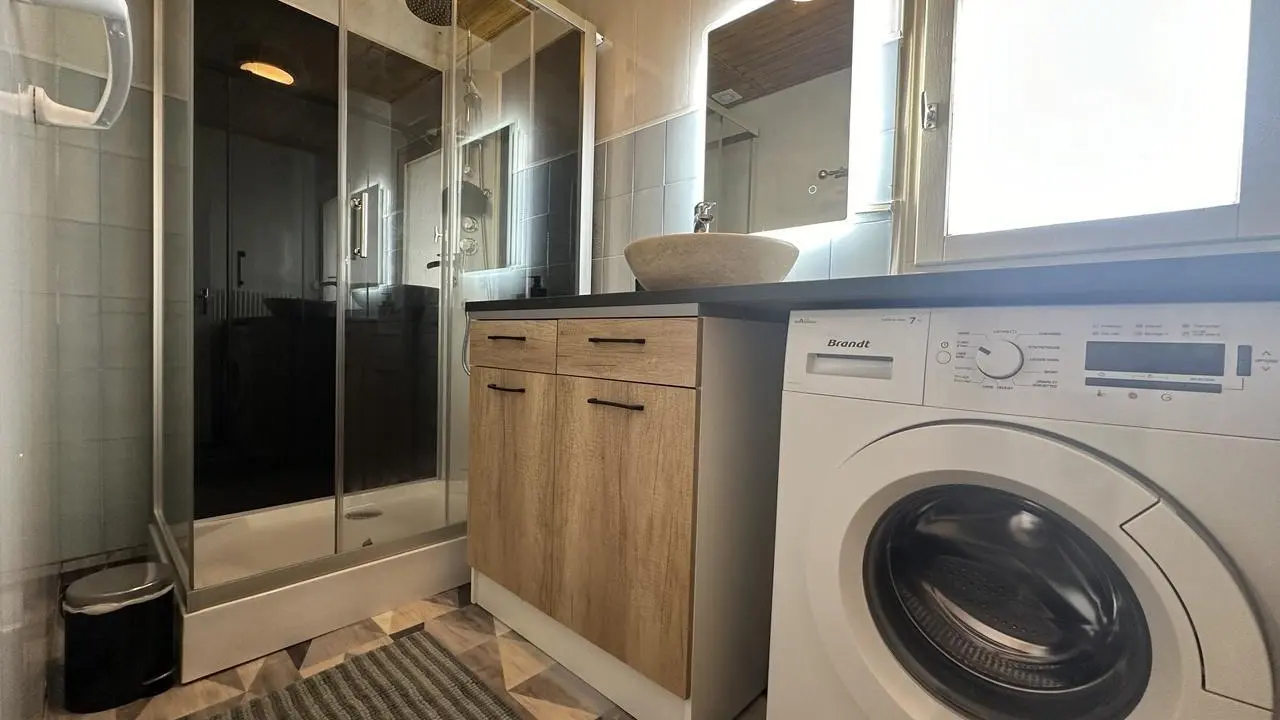 Salle d'eau avec lave linge