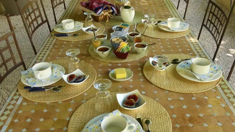 Petit déjeuner sous la glycine