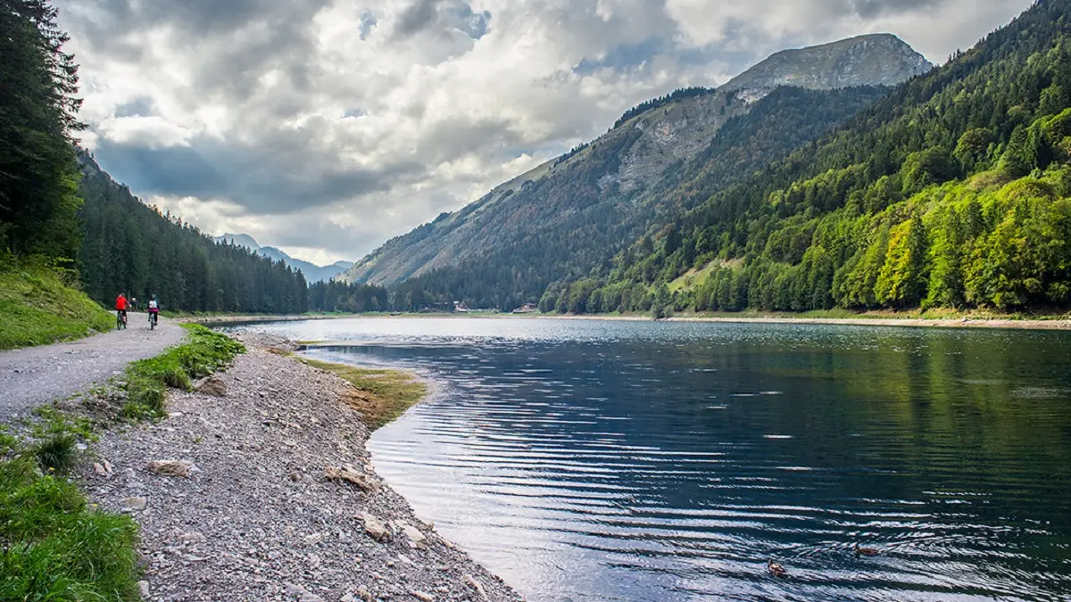 Sentier le long du lac de Montriond