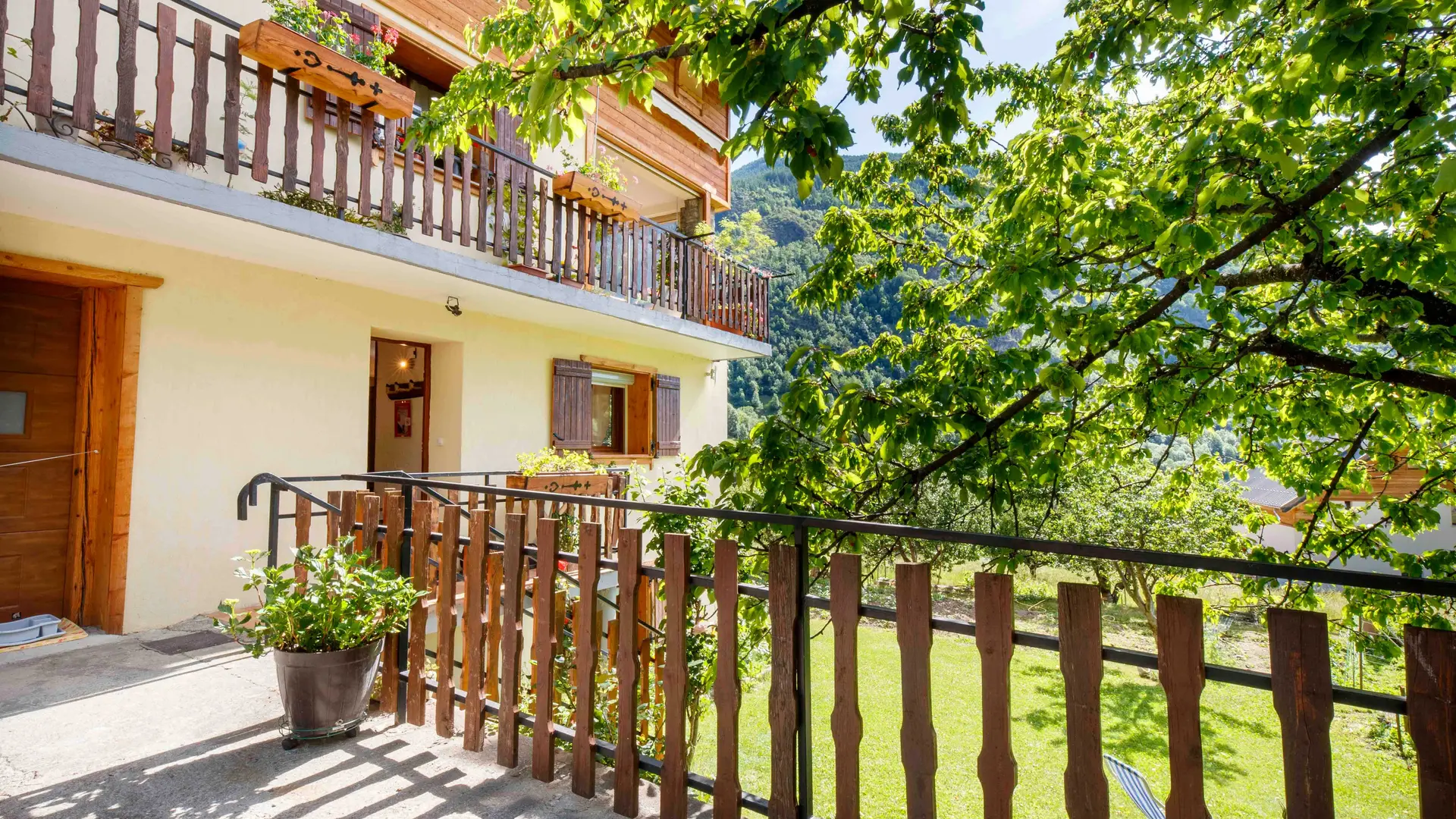 Gîte Les Rosiers-Accès au jardin-Saint-Étienne-de-Tinée-Gîtes de France des Alpes-Maritimes