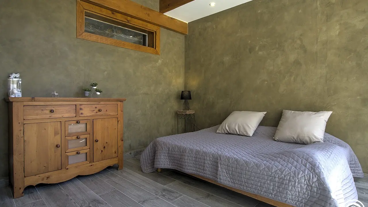 Chambre rdc continuité du salon fermée par cloison vitrée 
Cette derniere peut aussi s'ouvrit totalement pour prolonger le salon en salle de jeux ou autre si besoin.
Grande baie vitrée sur l'extérieur