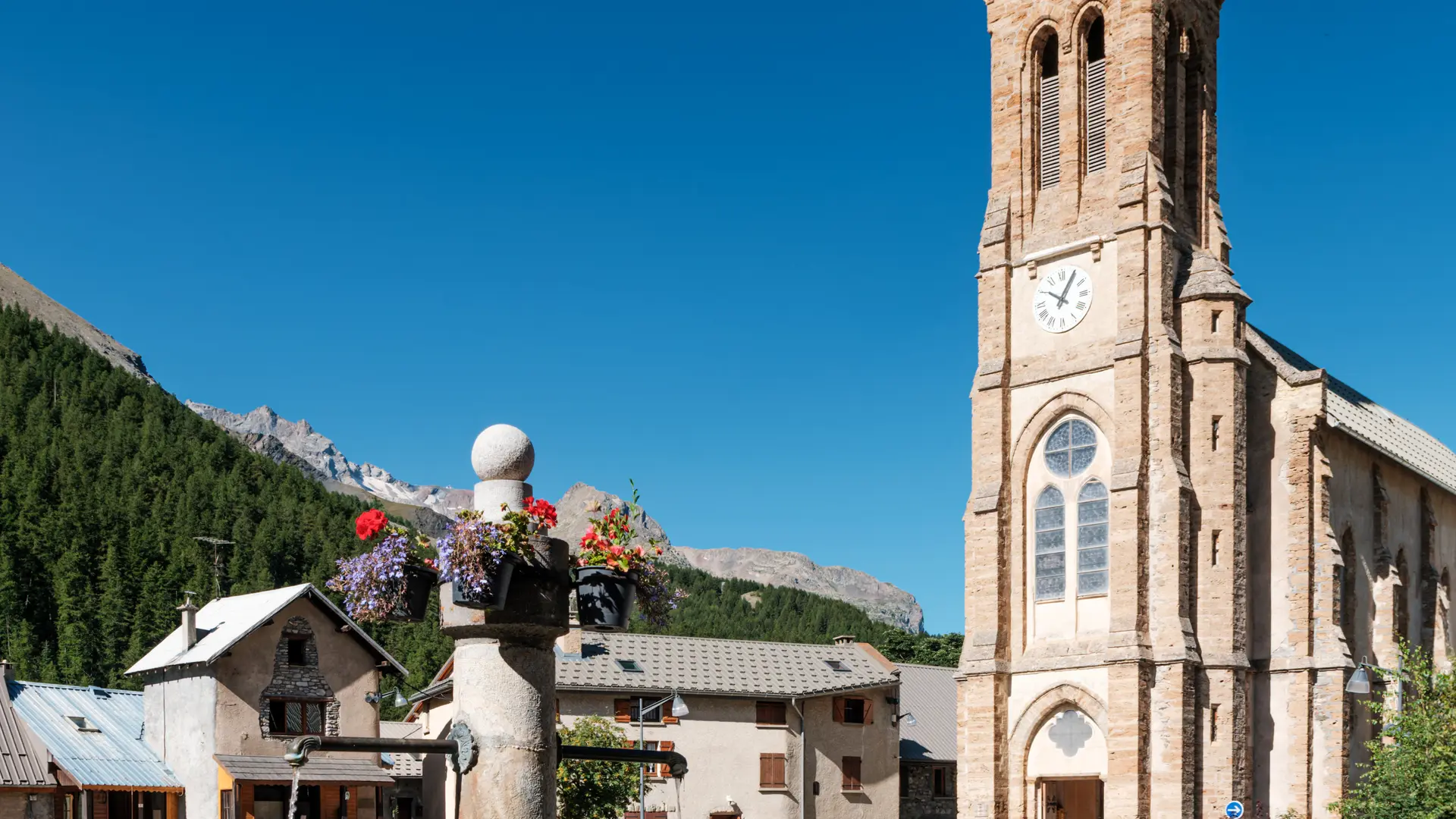 La place de Villar d'Arêne
