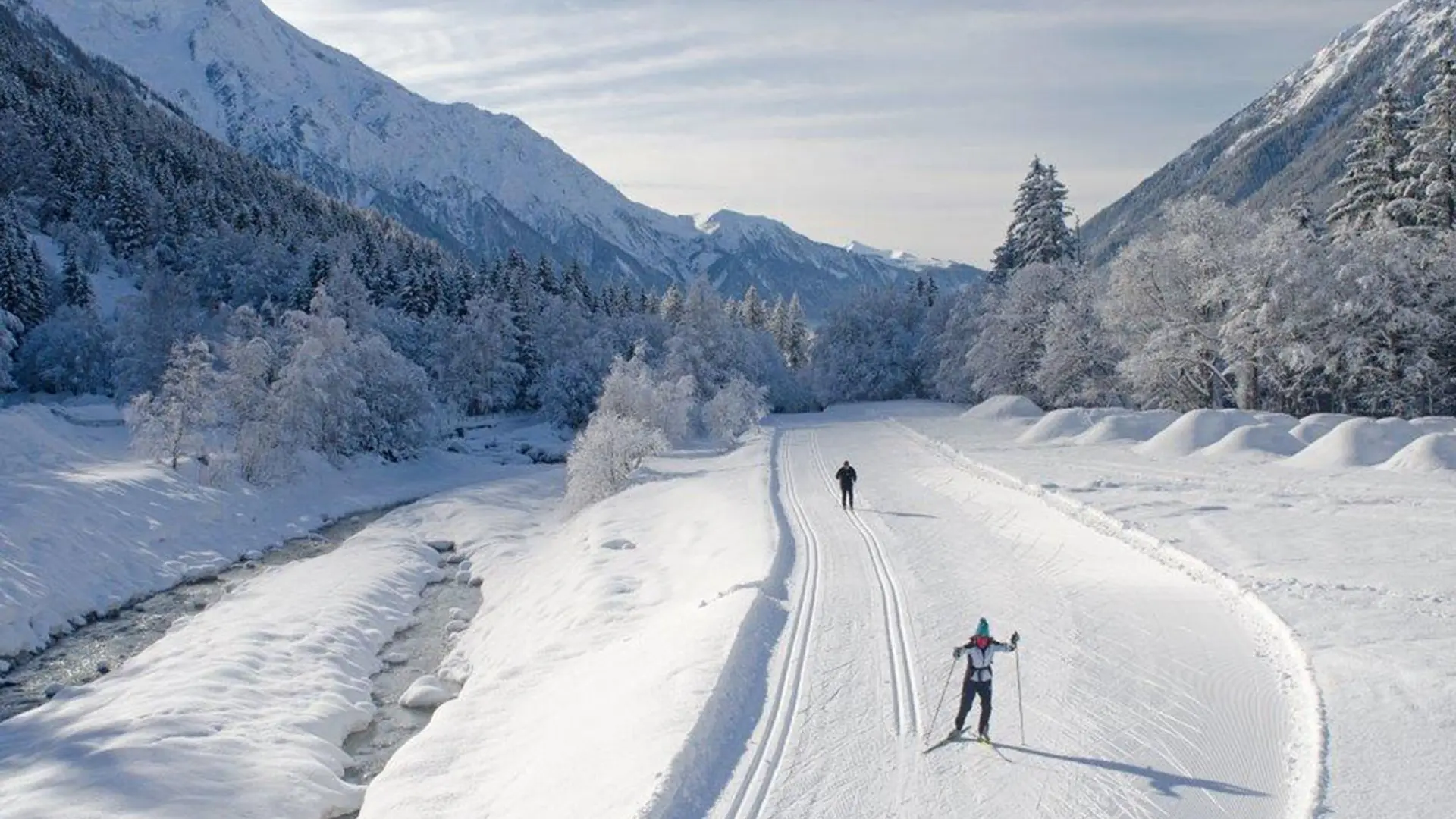 Skieur de fond sur piste avec vu Mont Blanc
