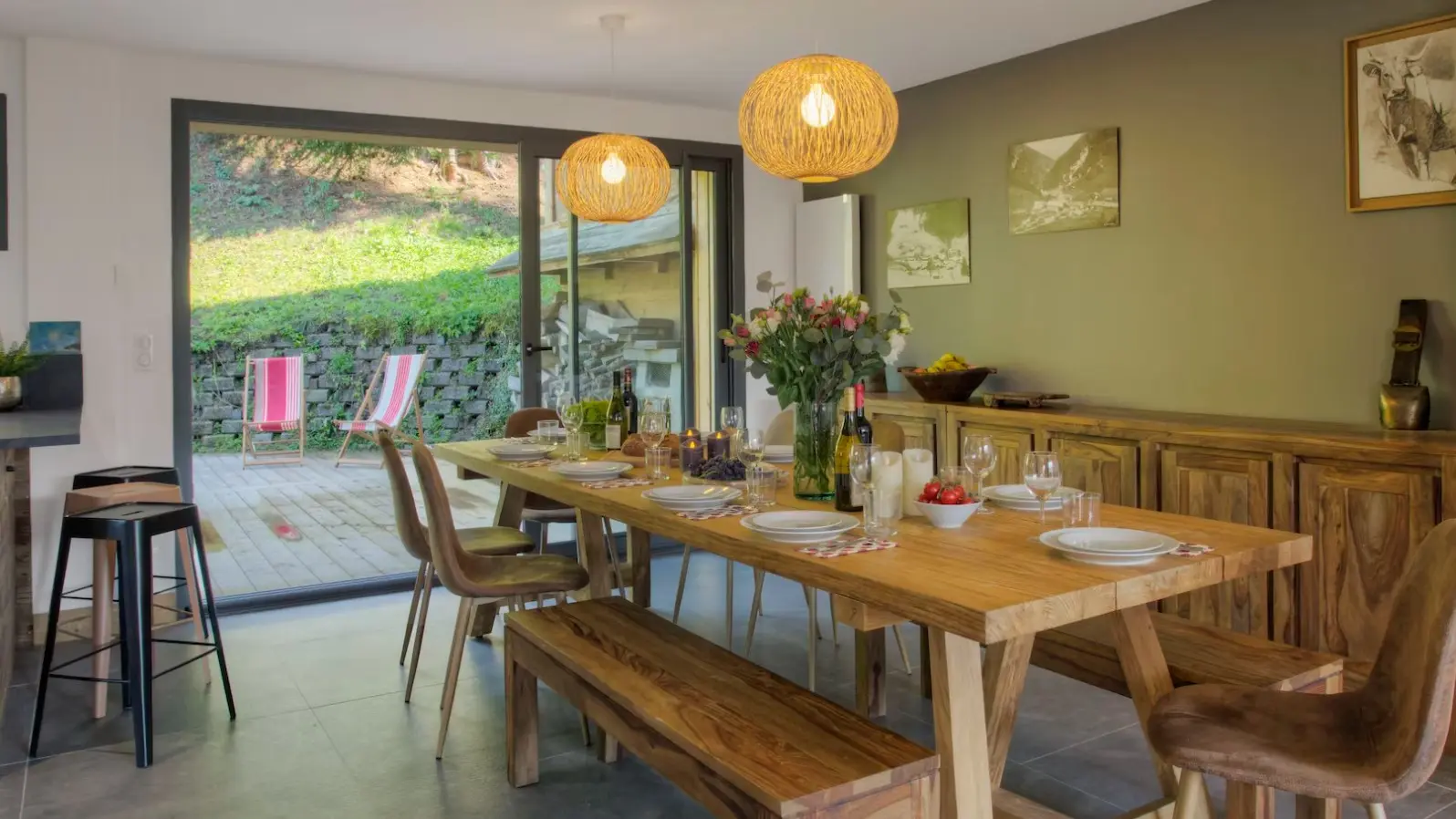 Grande salle à manger avec table pour 12 personnes