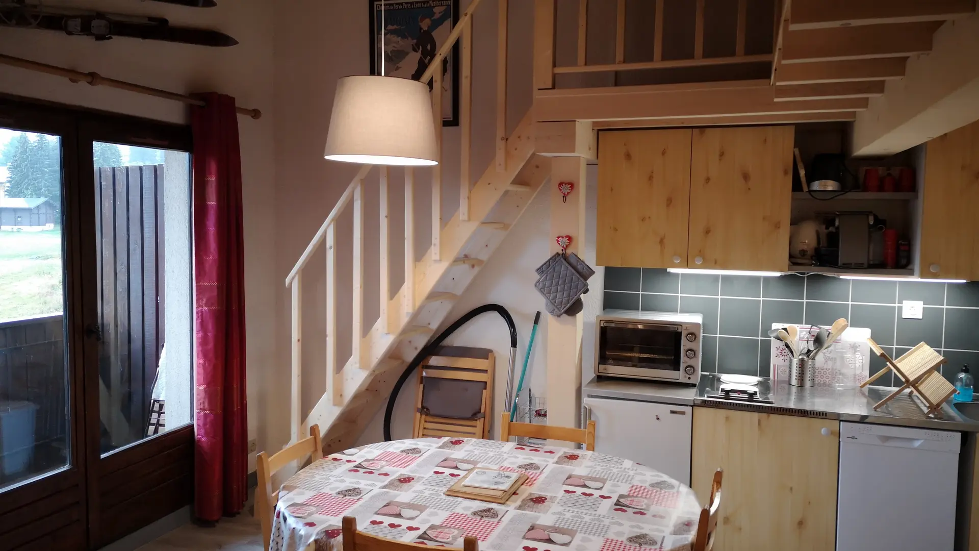 Cuisine, salle à manger et montée sur la mezzanine