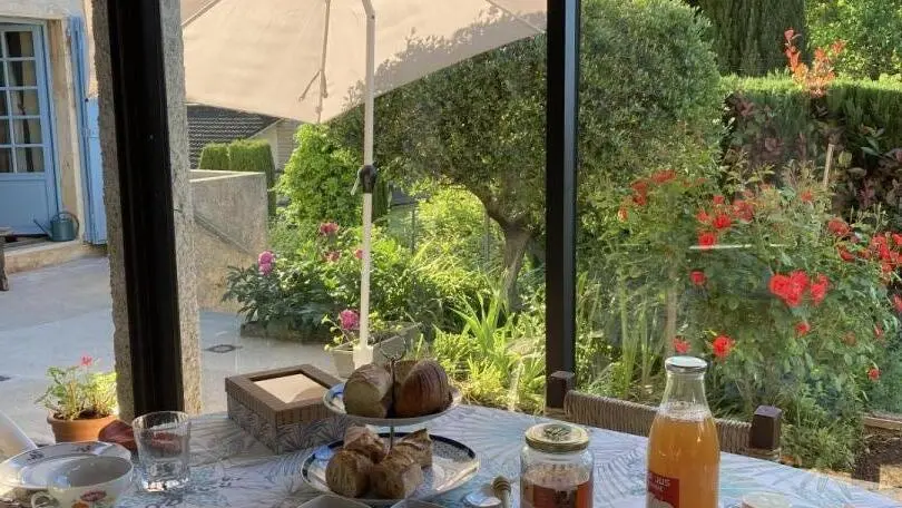 le petit déjeuner dans la cuisine d'été