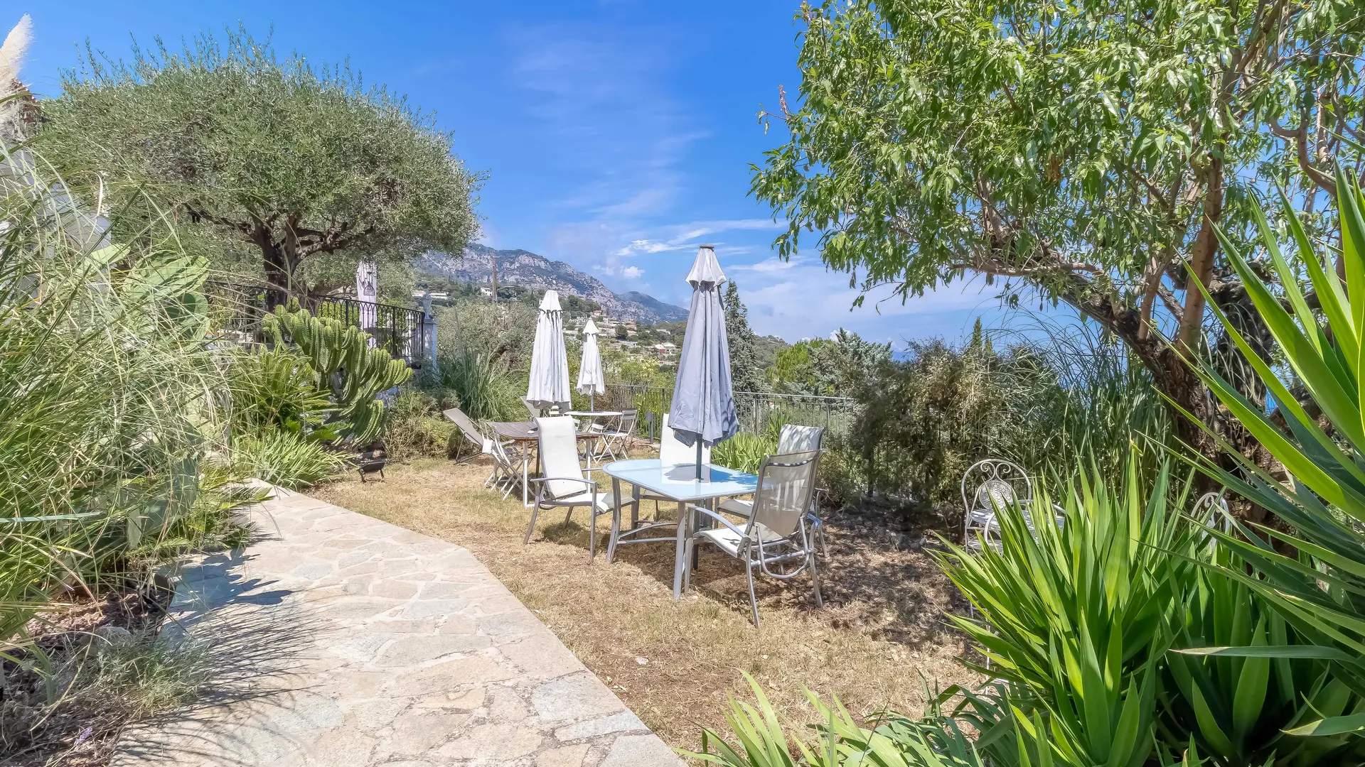 Gîte L'Amandier-Jardin commun-Beausoleil-Gîtes de France des Alpes-Maritimes