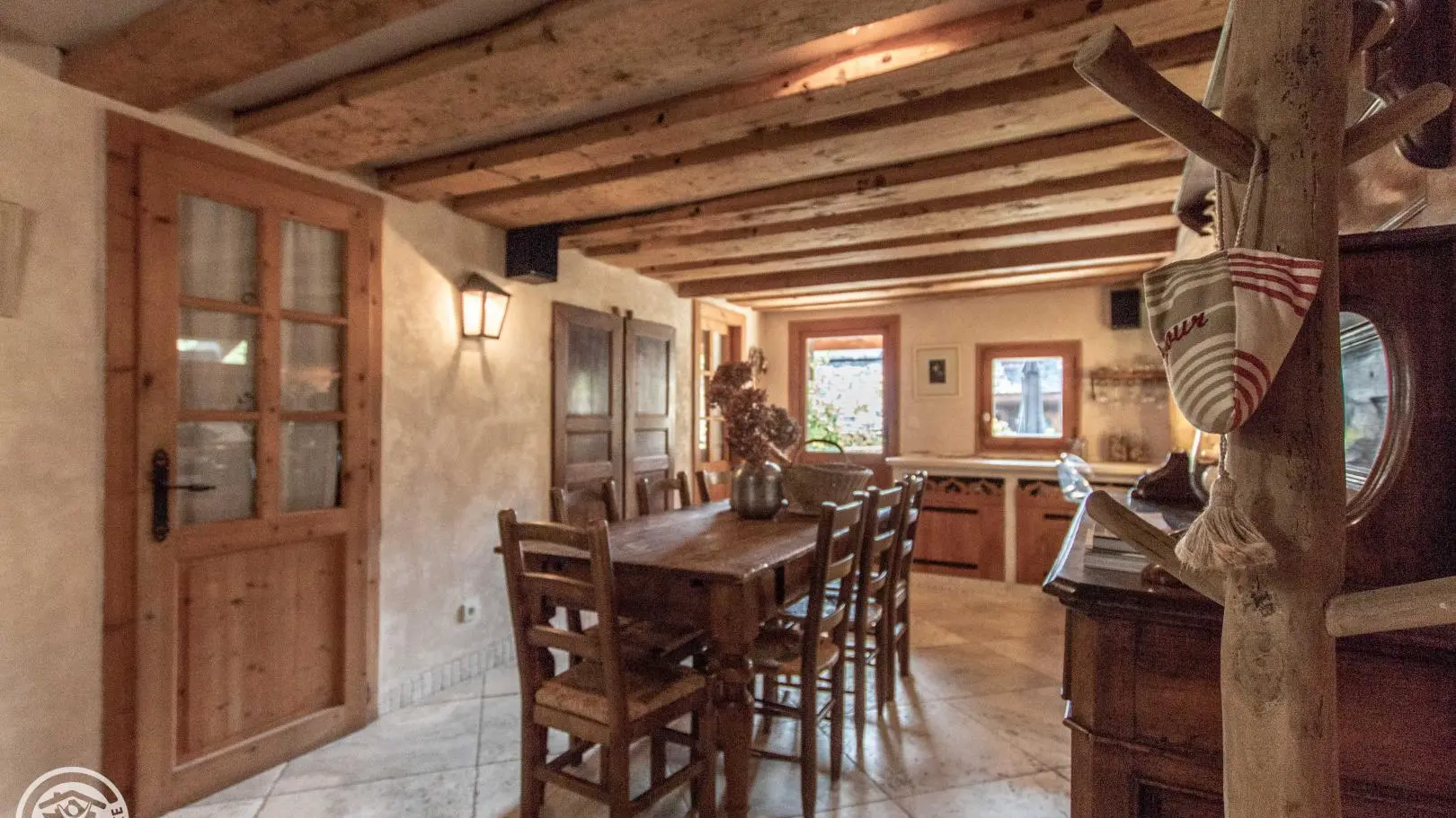 Grande cuisine ouverte et porte d'accès au local d'équipements supplémentaires