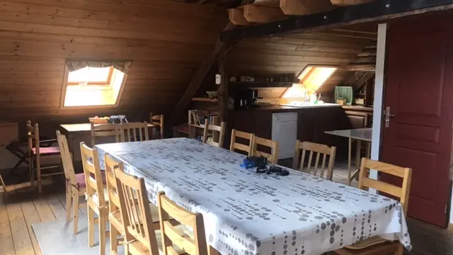 Salle à manger avec vue sur la montagne