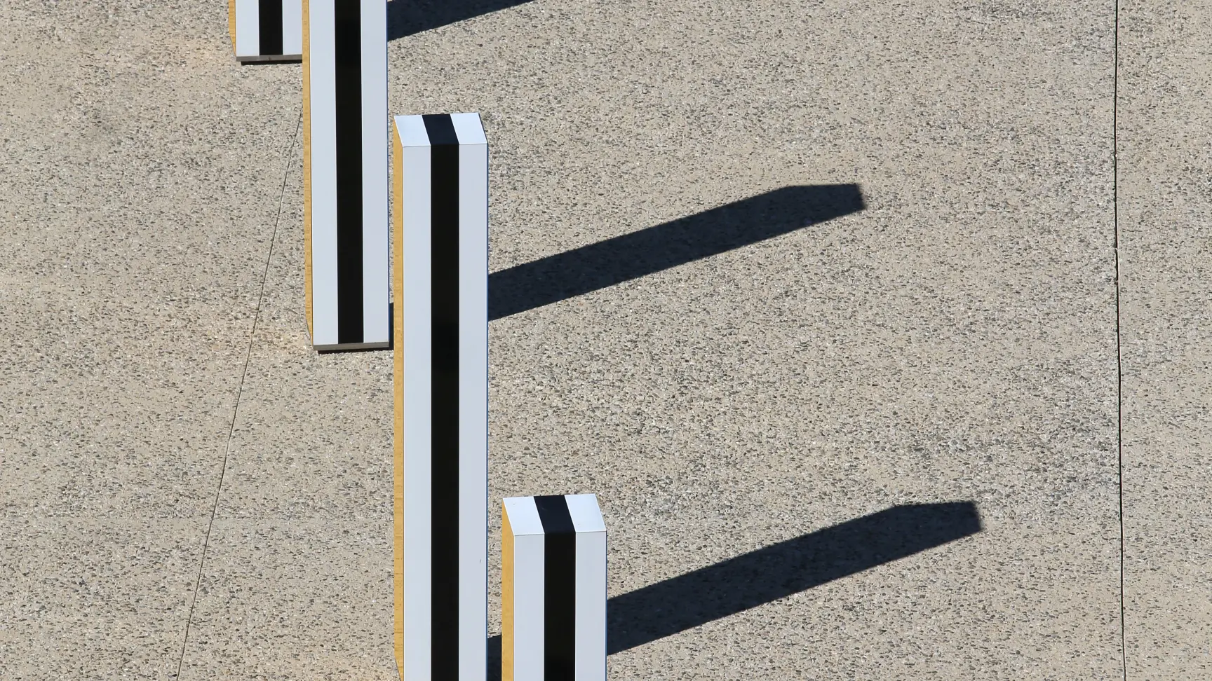 DANIEL BUREN: LA GRANDE DIAGONALE,  TRAVAIL IN SITU POUR DEUX COULEURS PLUS LE BLANC ET LE NOIR. 57 PILIERS  DE 114 À 505 CM DE HAUTEUR. ISTRES-2013 © Daniel Buren & ADAGP Paris