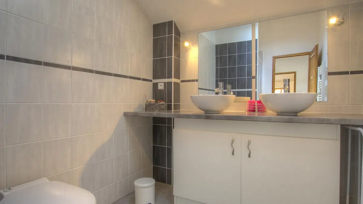 Salle d'eau commune à la chambre 1.