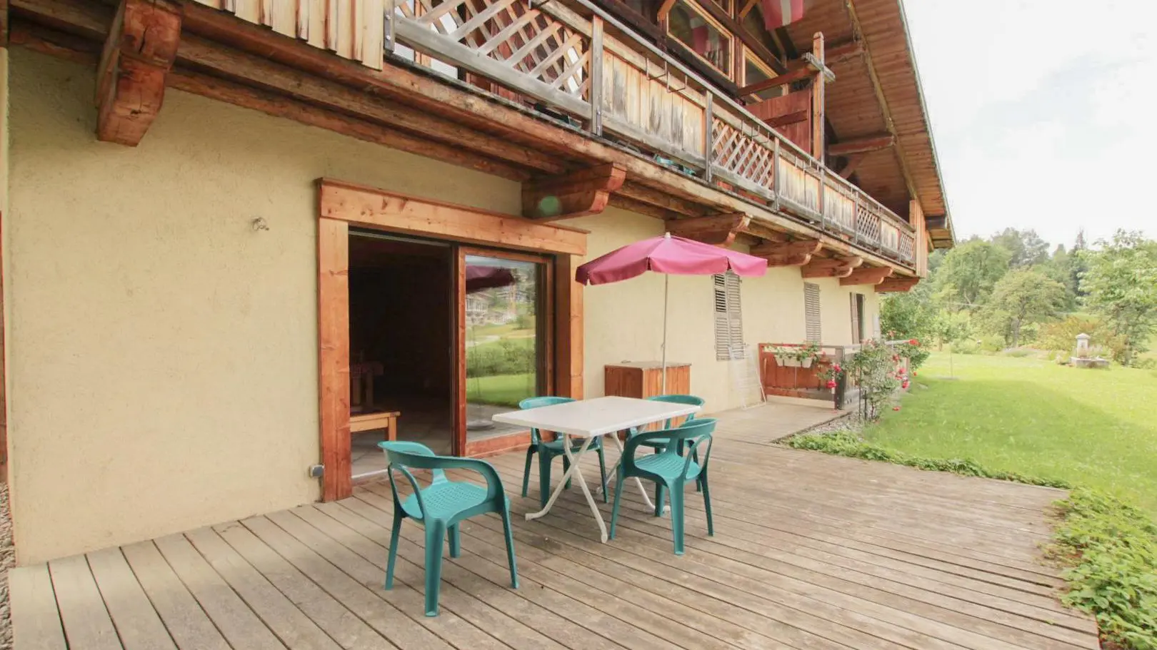 Terrasse avec mobilier de jardin.
