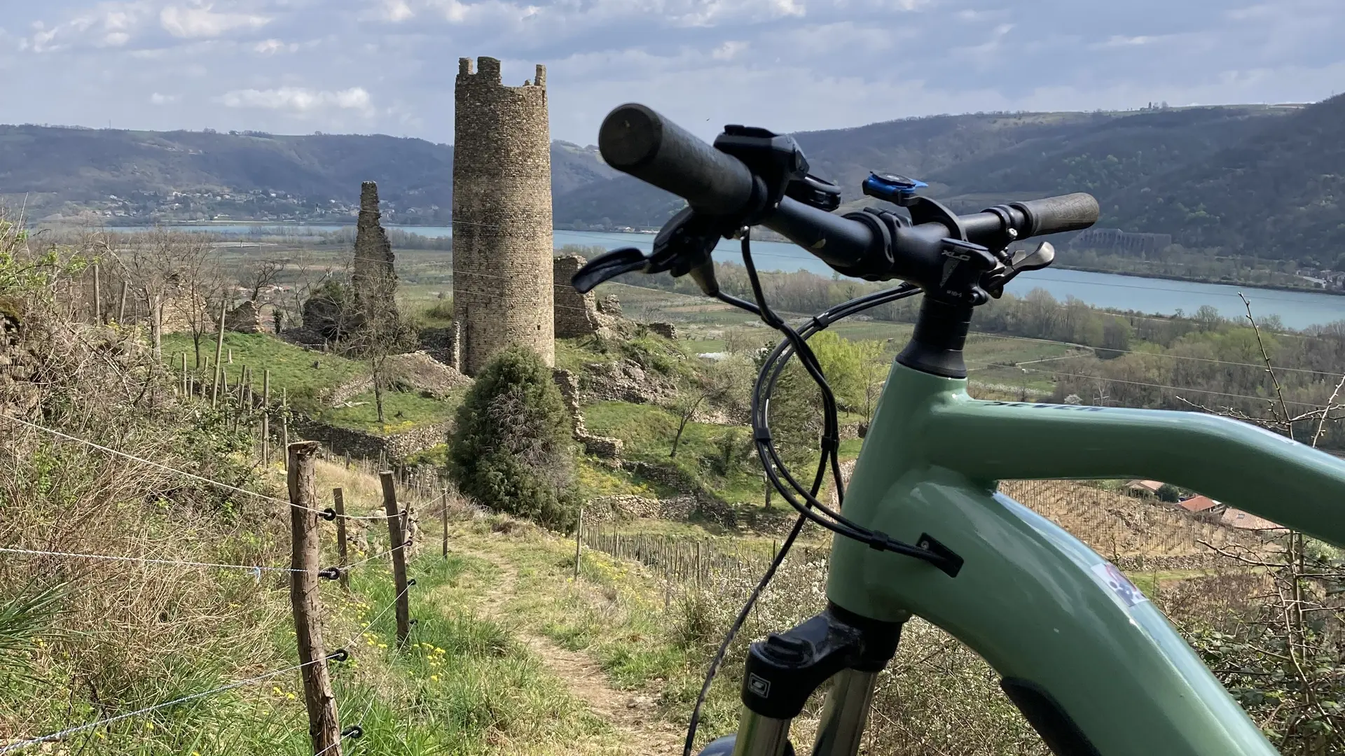 Les rives de l'Ozon VTT VTTAE Tour d'Arras sur rhône
